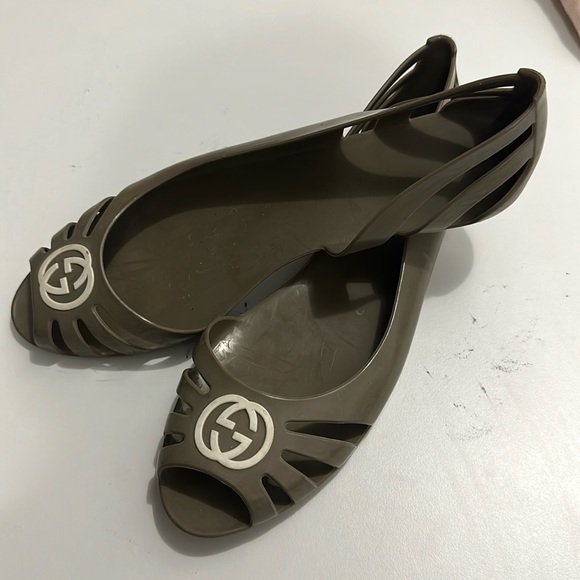 GUCCI. Dark beige flats w/ open toe 100% authentic size 7.5 - Picture 1 of 5